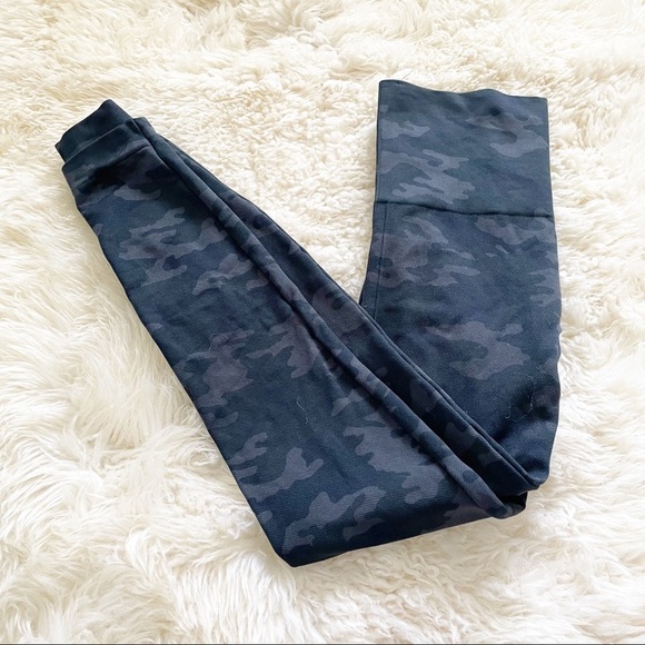 Spanx Look at Me Now Camo Leggings Small - Picture 8 of 8